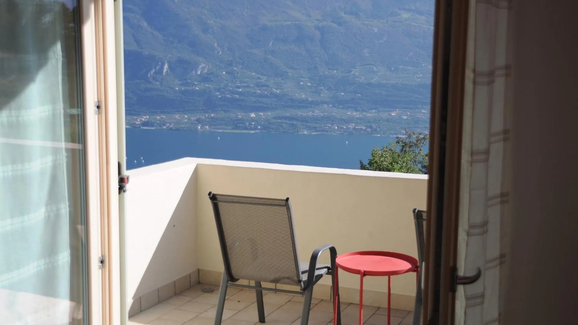Holiday home Villetta 56 Blu Yellow And Red Lake View Garden Private Parking By Garda Domus Mea Tremosine