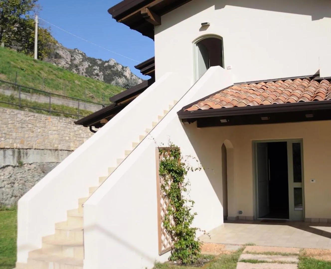 Villetta 56 Blu Yellow And Red Lake View Garden Private Parking By Garda Domus Mea Tremosine