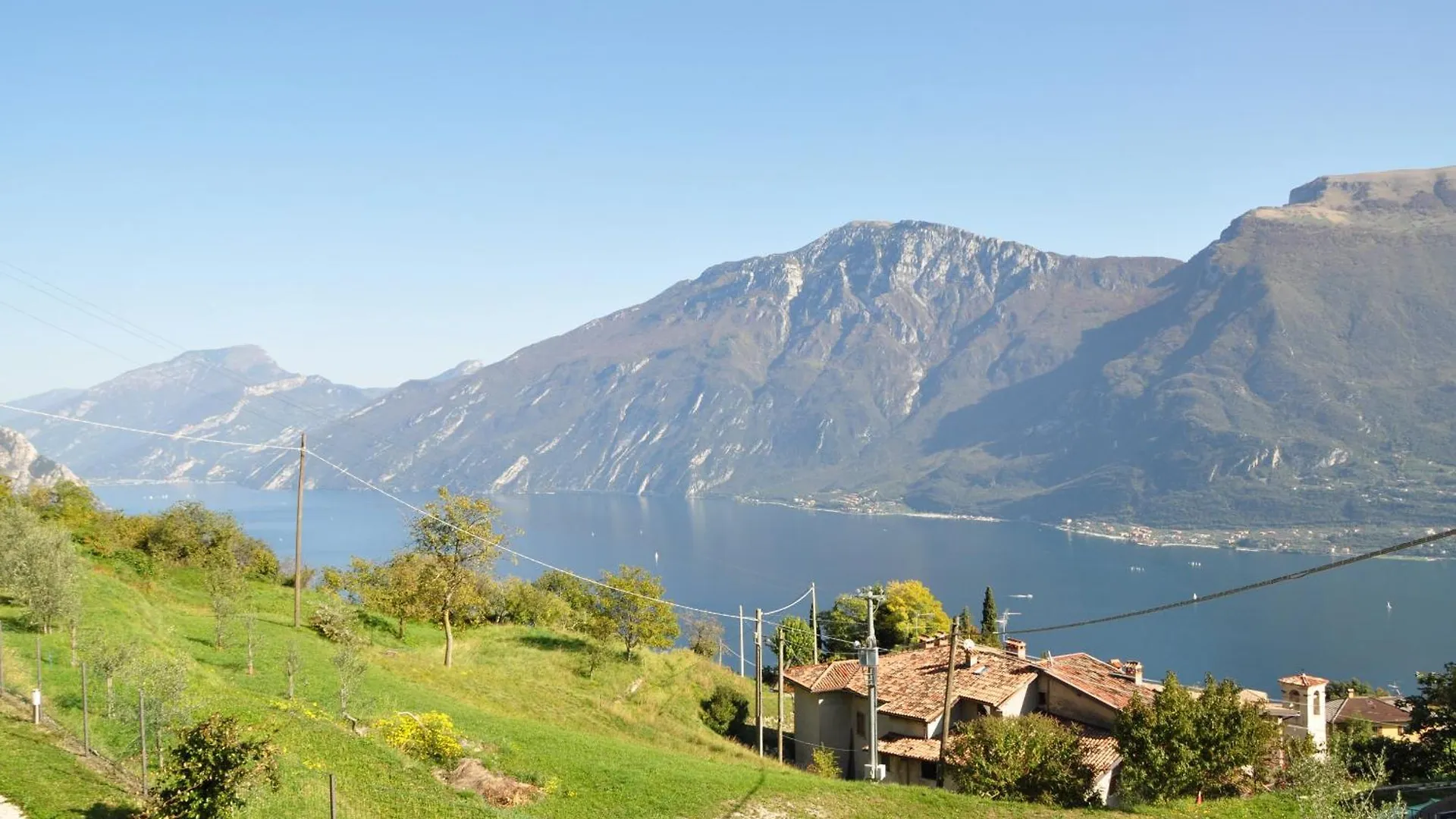 Holiday home Villetta 56 Blu Yellow And Red Lake View Garden Private Parking By Garda Domus Mea Tremosine